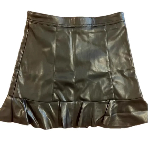 🧡 5 for $25 🧡 DIVIDED faux leather skirt - Picture 1 of 3